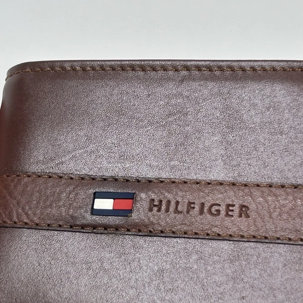 Tommy Hilfiger Mens Leather Billfold Wallet Flip ID Passcase Brown Logo FLAWS**